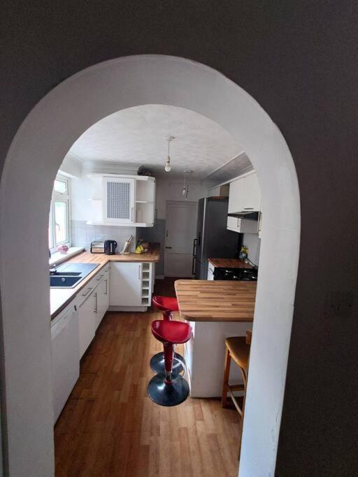 Edwardian 4 Bedrooms With 4 Bathrooms Townhouse, Next To Underground, Accommodates 10 People Londýn Exteriér fotografie